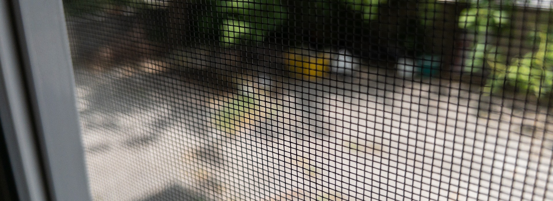 Am Fensterrahmen befestigtes Fliegengitter zum Schutz vor Insekten