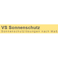 Gelbes Logo mit brauner Aufschrift VS Sonnenschutz und Slogan